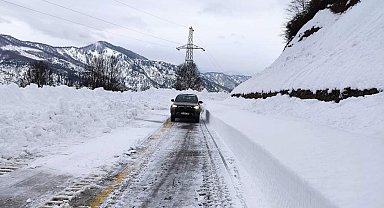 Artvin'de kar kalınlığı 1,5 metreyi bulan Camili yolu ulaşıma açıldı