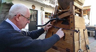 Asırlık ahşap bulgur makinesine gözü gibi bakıyor