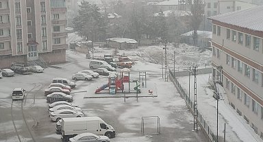 Aşkale güne kar yağışı ile başladı
