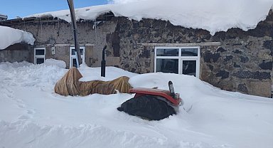 Aşkale'de kar kalınlığı 1,5 metreyi aştı