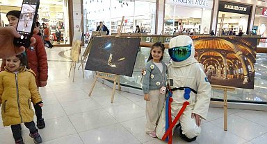 Astronot olamadı, çektiği astronot konseptli fotoğrafları sergiledi