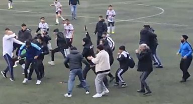 Avcılar'da futbol maçında taraflar bir birine girdi, polis havaya ateş açarak ayırdı