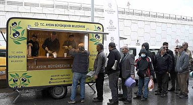 Aydın Büyükşehir Belediyesi'nden Kuşadalılara soğuk havada iç ısıtan ikram