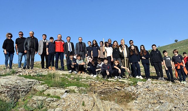 Aydın'da yürütülen proje kapsamında fıstık çamı ve akasya ağacı dikimi yapıldı