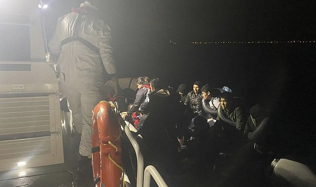 Ayvacık açıklarında lastik botları arızalanan ve sürüklenen 32 kaçak göçmen kurtarıldı