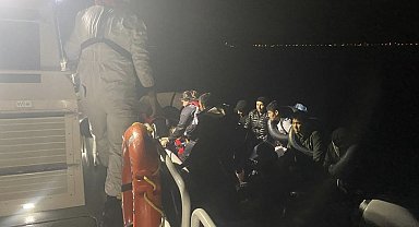 Ayvacık açıklarında lastik botları arızalanan ve sürüklenen 32 kaçak göçmen kurtarıldı