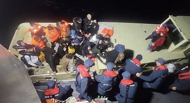 Ayvacık açıklarında teknede 44 kaçak göçmen ile 1 göçmen kaçakçısı yakalandı