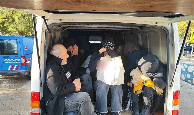 Ayvacık'ta 18 kaçak göçmen ile 3 organizatör yakalandı