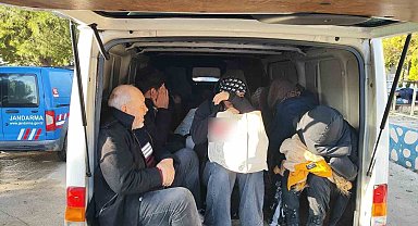 Ayvacık'ta 18 kaçak göçmen ile 3 organizatör yakalandı
