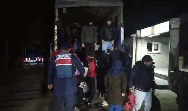 Ayvacık'ta minibüs ile kamyonet kasasından 63 kaçak göçmen çıktı, 2 organizatör yakalandı