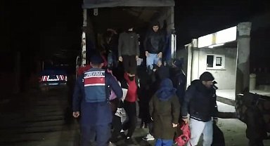 Ayvacık'ta minibüs ile kamyonet kasasından 63 kaçak göçmen çıktı, 2 organizatör yakalandı