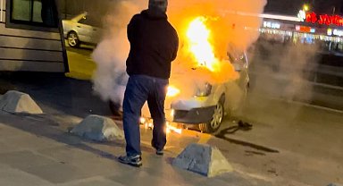 Bahçelievler'de park halindeki otomobil alev alev yandı