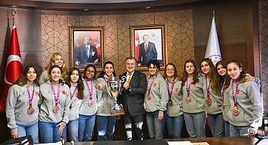 Bakan Bak, İzmir Büyükşehir Belediyespor Kadın Sutopu Takımı'nı kabul etti