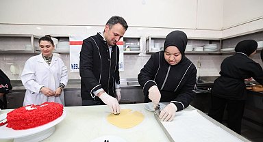 Bakan yardımcısı mutfağa girip hamur açtı