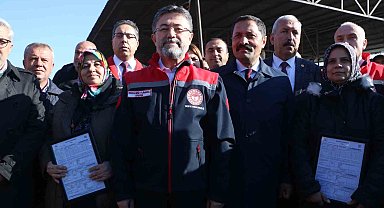 Bakan Yumaklı, depremde hayvanlarını kaybeden üreticilere büyükbaş hayvan dağıtımına katıldı