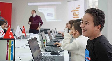 Balıkesirli minik eller geleceği kodluyor