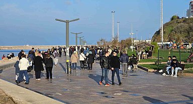 Bandırmalılar güneşli havada sahil ve parklara akın etti