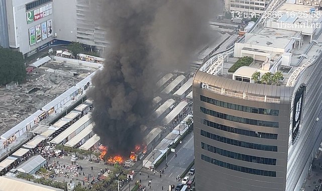 Bangkok'ta pazar yerinde yangın