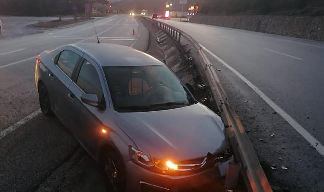 Bariyerlere çarpan otomobilde 2 kişi yaralandı