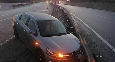 Bariyerlere çarpan otomobilde 2 kişi yaralandı