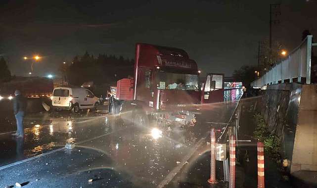 Bariyerleri aşan tır karşı şeritte durabildi