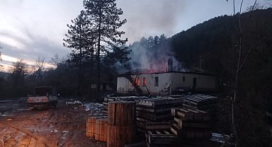 Bartın'da yangın paniği: Köylüler işçileri kurtarmak için kapıları balyozla kırdı
