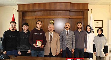 Başarılı proje gruplarına plaket verildi