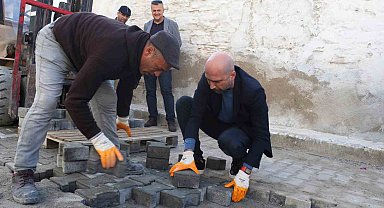 Başkan Arıkan eldivenleri giydi, kolları sıvadı parke taşı döşedi