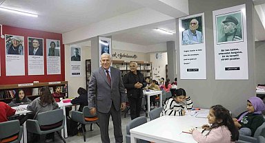 Başkan Atay Kitap Kafe'de çocuklarla buluştu