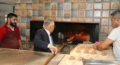 Başkan Büyükkılıç, fırının başına geçti, pide pişirdi