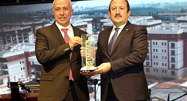 Başkan Gültak'a 'Yılın hizmet projesi' ödülü