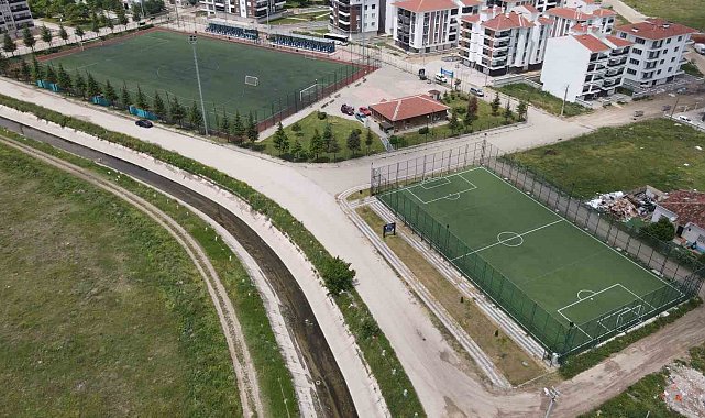 Başkan Kazım Kurt "5 mahalleye halı saha" sözünü yerine getirdi