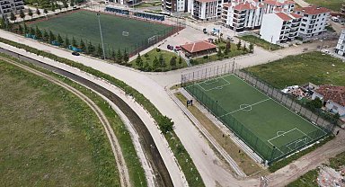 Başkan Kazım Kurt "5 mahalleye halı saha" sözünü yerine getirdi