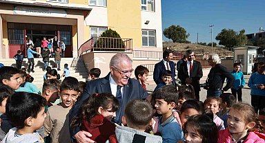 Başkan Mahçiçek'ten öğrencilere bot ve mont hediyesi