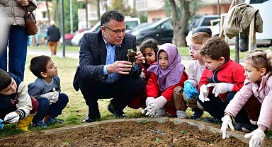 Başkan Öküzcüoğlu öğrencilerle birlikte çiçek dikti