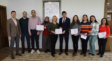 Başkan Özcan İngilizce kursunu tamamlayan personeli tebrik etti