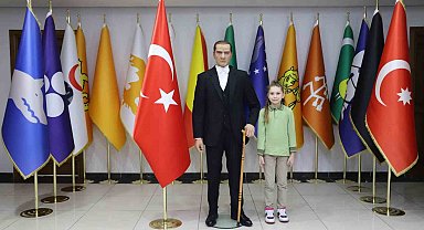 Başkan Özcan, vatandaşları Atatürk'ün balmumu heykelini göremeye davet etti