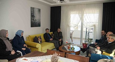 Başkan Özlü, Umre'den dönen vatandaşları ziyaret etti