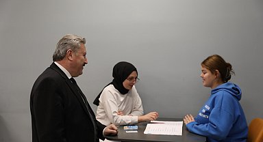 Başkan Palancıoğlu kütüphanede gençlerle sohbet etti