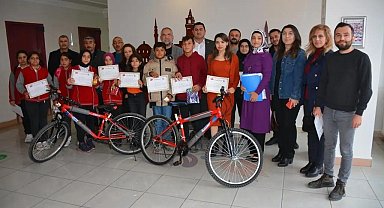 Başkan Sargın Çevreci Öğrencilere Ödül Verdi