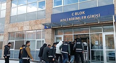 Başkasının yerine sınava girmek isteyen 21 kişi yakalandı