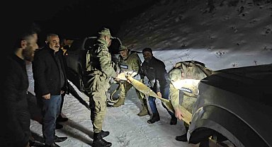 Batman'da araçları kara saplanan vatandaşları jandarma kurtardı