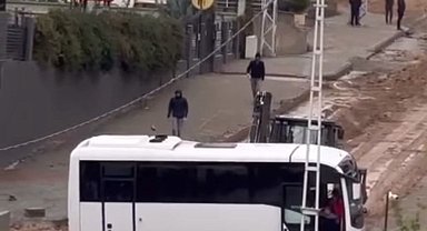Batman'da patlayan su borusu sürücülere zor anlar yaşattı