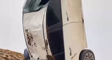 Batman'da sürücüsünün direksiyon hakimiyetini kaybettiği otomobil sulama kanalına düştü
