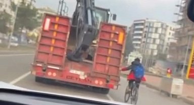 Batman'da tıra tutunan bisiklet sürücüsü kazaya davetiye çıkardı