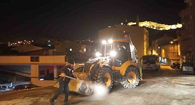 Bayburt Belediyesinin buz mesaisi aralıksız devam ediyor