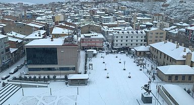 Bayburt pazar gününe kar yağışıyla uyandı
