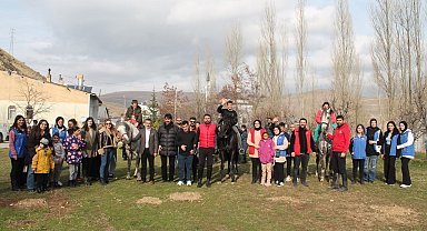 Bayburt'tan yürekleri ısıtan görüntü: Özel çocuklar ilk defa atlarla tanıştılar