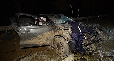 Belediye otobüsüyle kafa kafaya çarpışan otomobil hurdaya döndü: 1 ölü, 2 yaralı