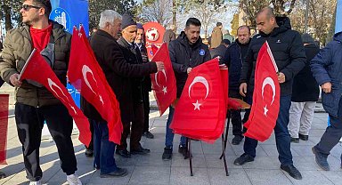 Belediyeden vatandaşlara Türk bayrağı